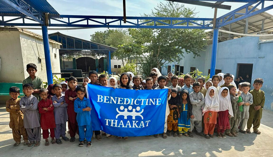 Thaakat school visit group photo